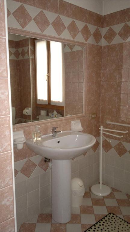 Lo Scoiattolo E La Noce Bed and Breakfast Στρέσα Δωμάτιο φωτογραφία